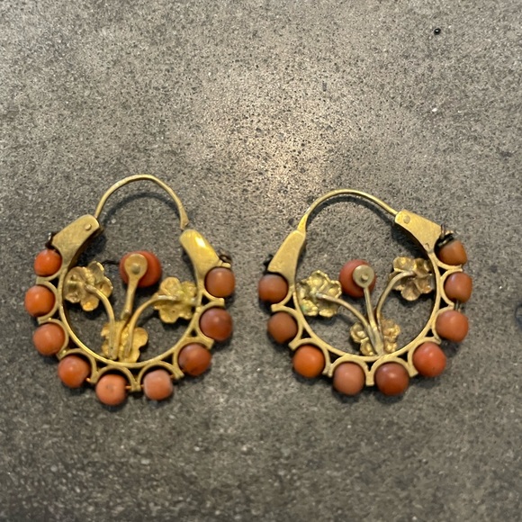 Pair of Mexican gold and coral earrings - Picture 7 of 9